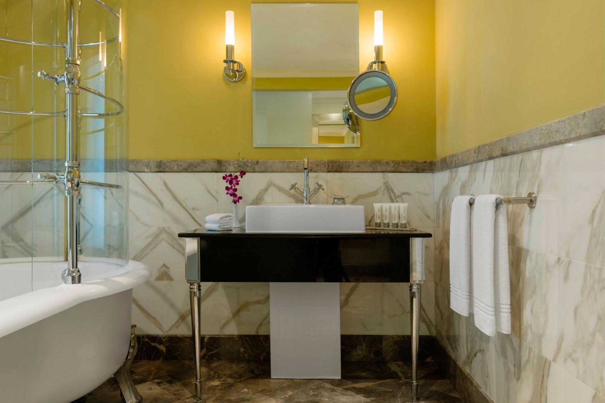 Le Royal Suite 1 Bedroom Suite 1 King